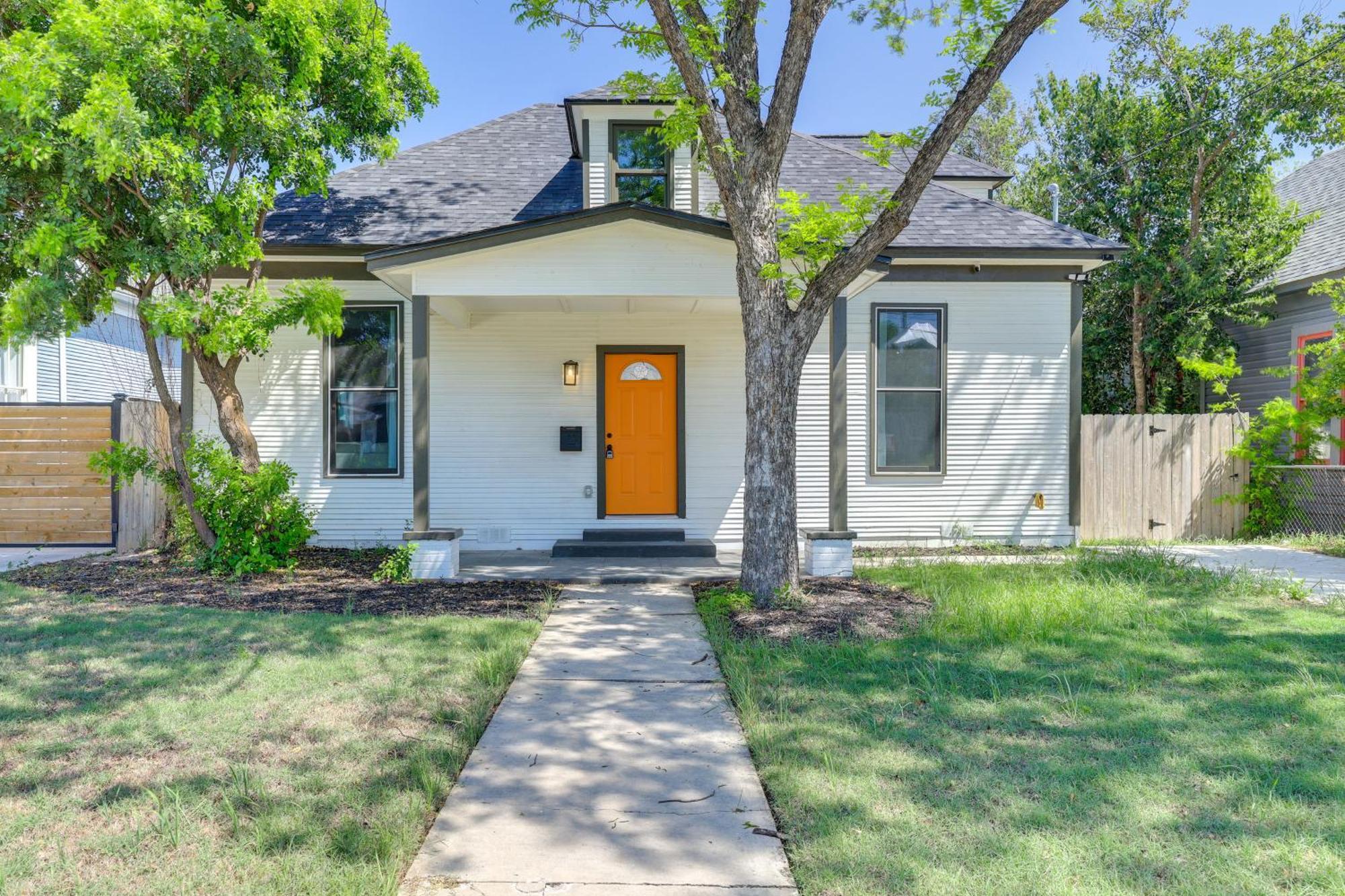 1 Mi To Dtwn Sleek With Yard! * San Antonio