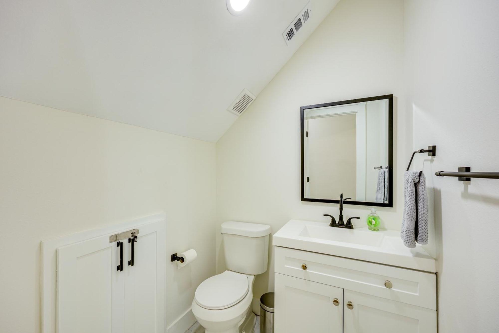 Holiday home 1 Mi To Dtwn Sleek With Yard! *