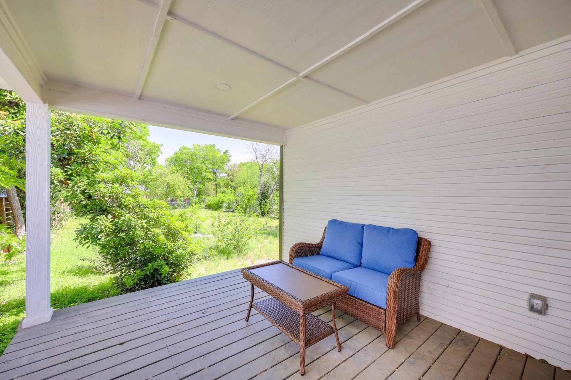 1 Mi To Dtwn Sleek With Yard! * San Antonio