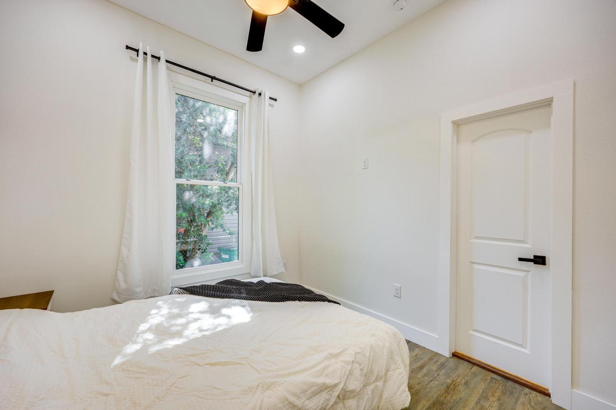 1 Mi To Dtwn Sleek With Yard! Holiday home *