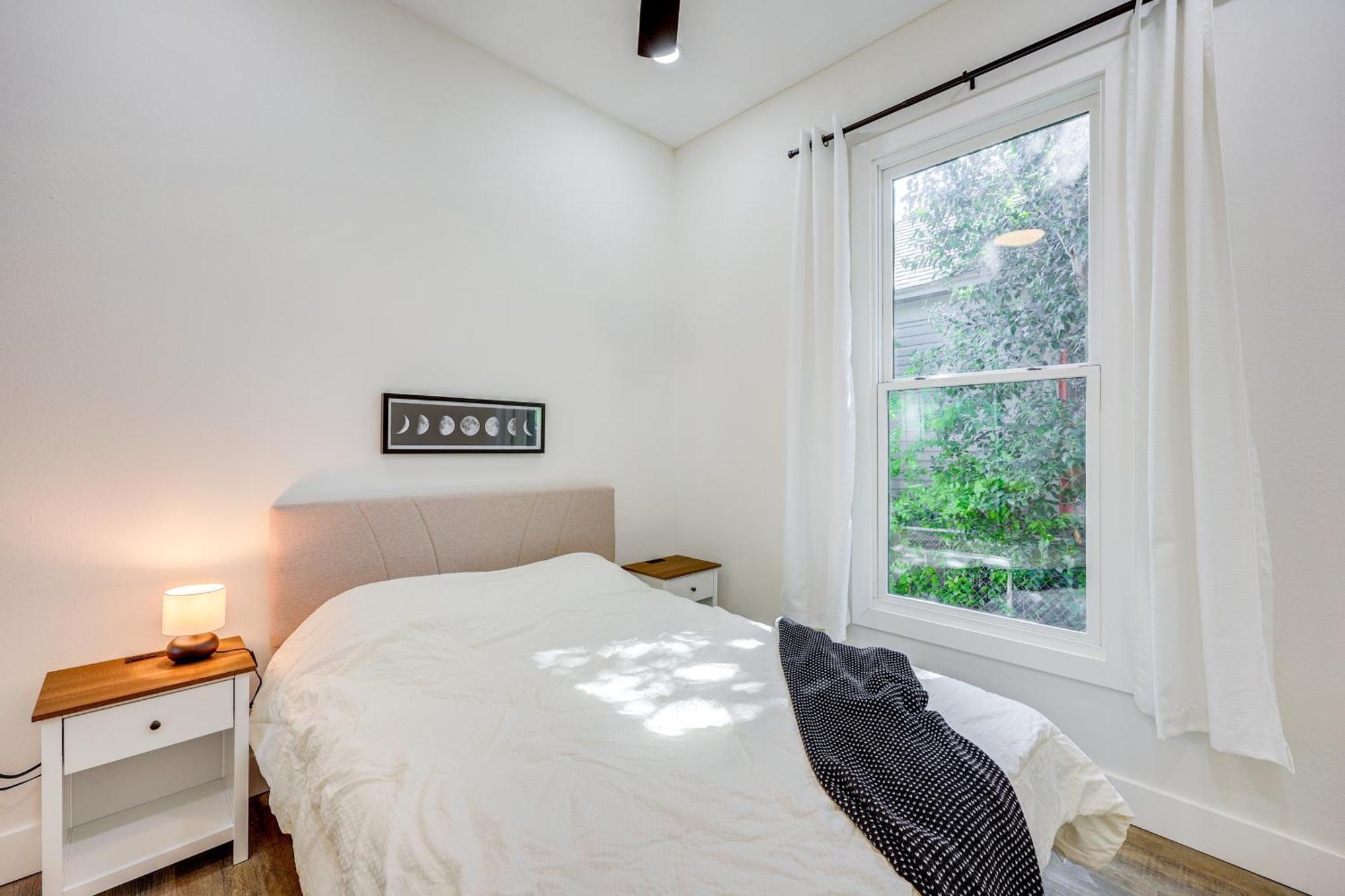 Holiday home 1 Mi To Dtwn Sleek With Yard! *