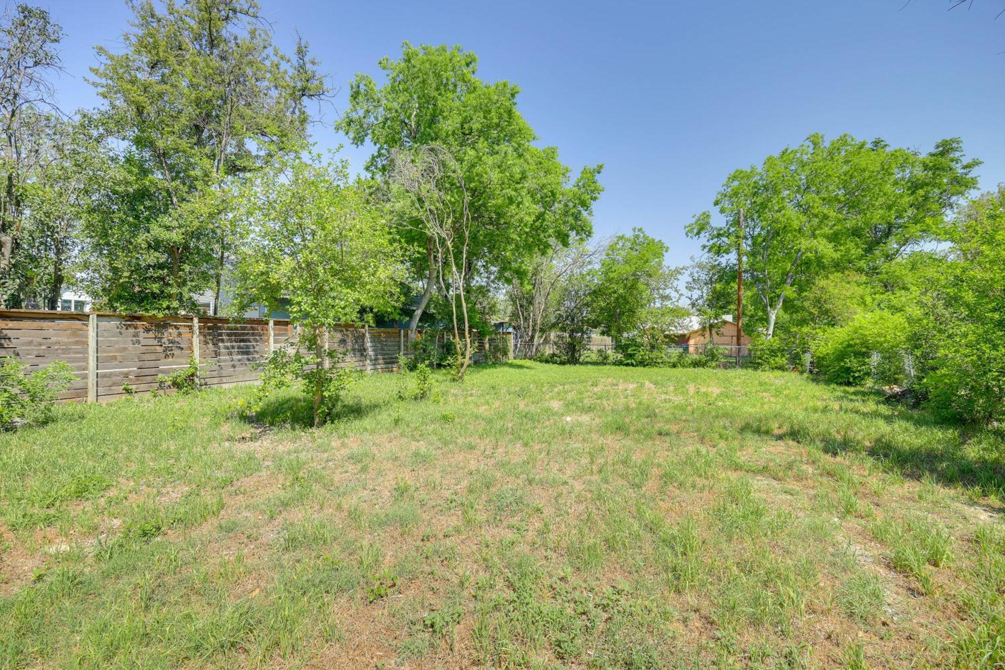 1 Mi To Dtwn Sleek With Yard!