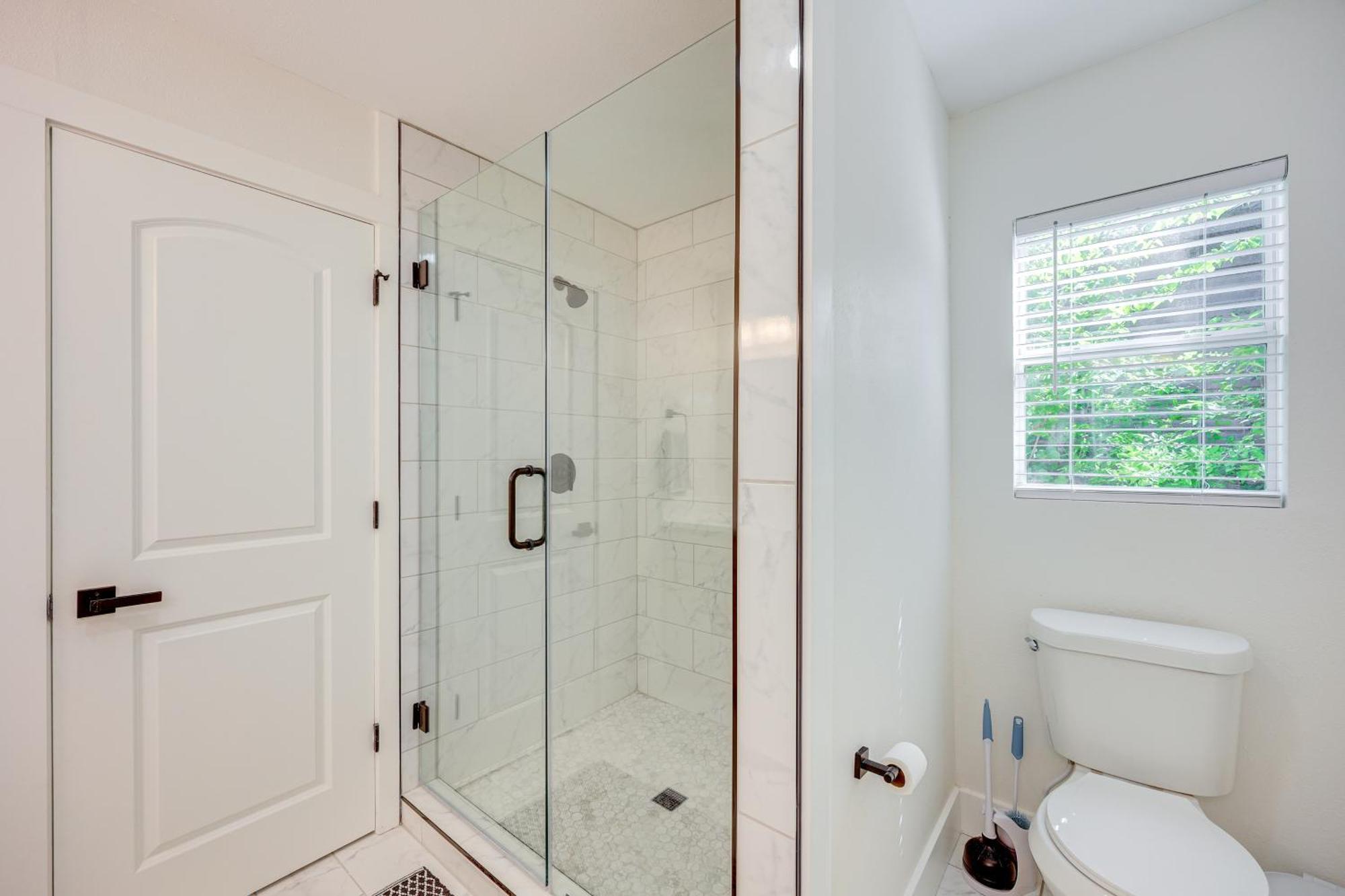 1 Mi To Dtwn Sleek With Yard! Holiday home San Antonio