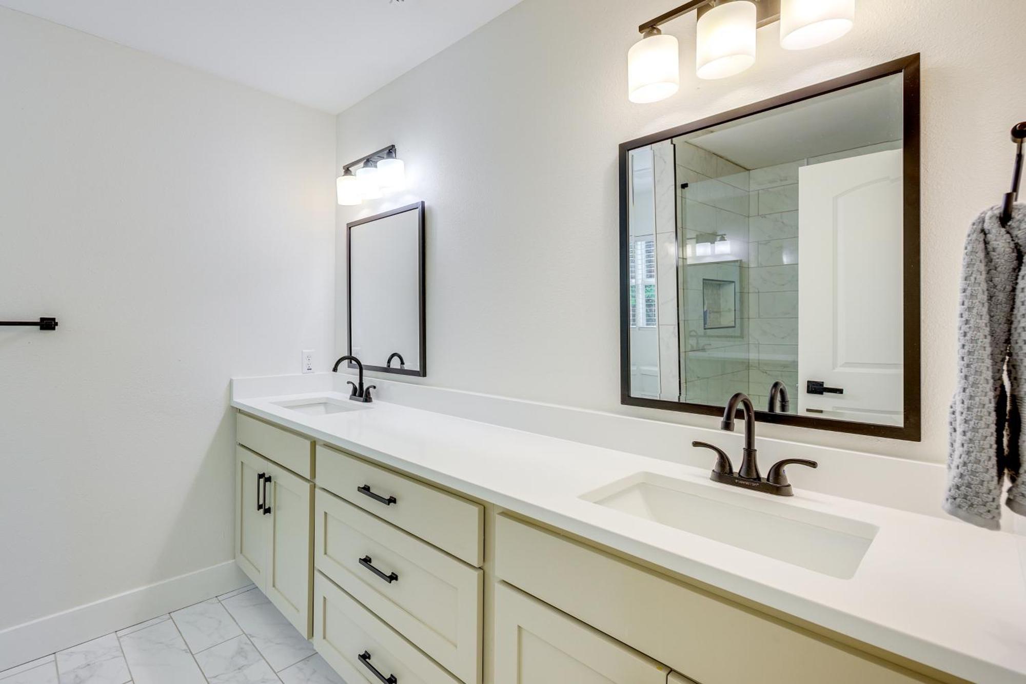 1 Mi To Dtwn Sleek With Yard! Holiday home *