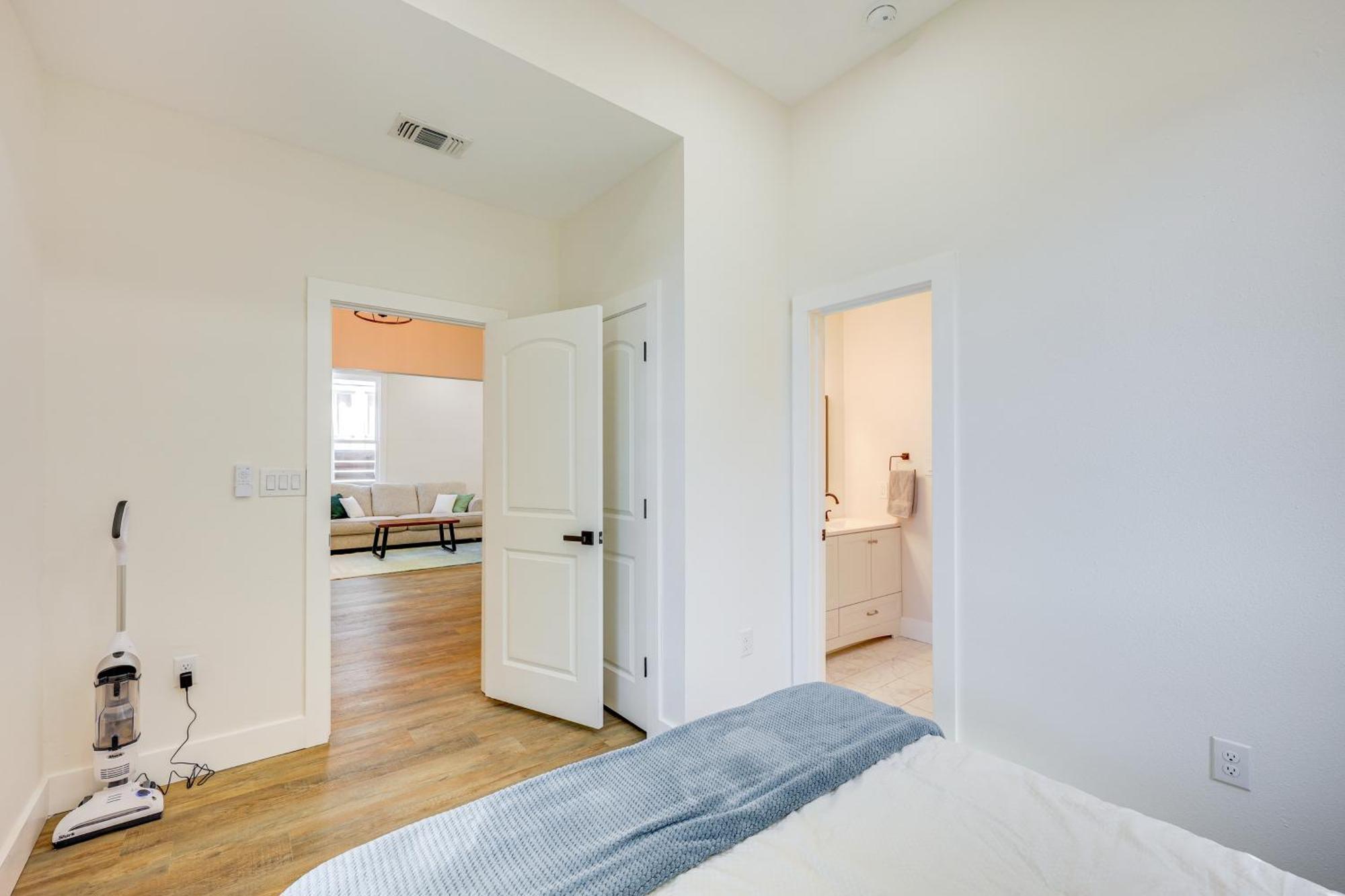 Holiday home 1 Mi To Dtwn Sleek With Yard! San Antonio