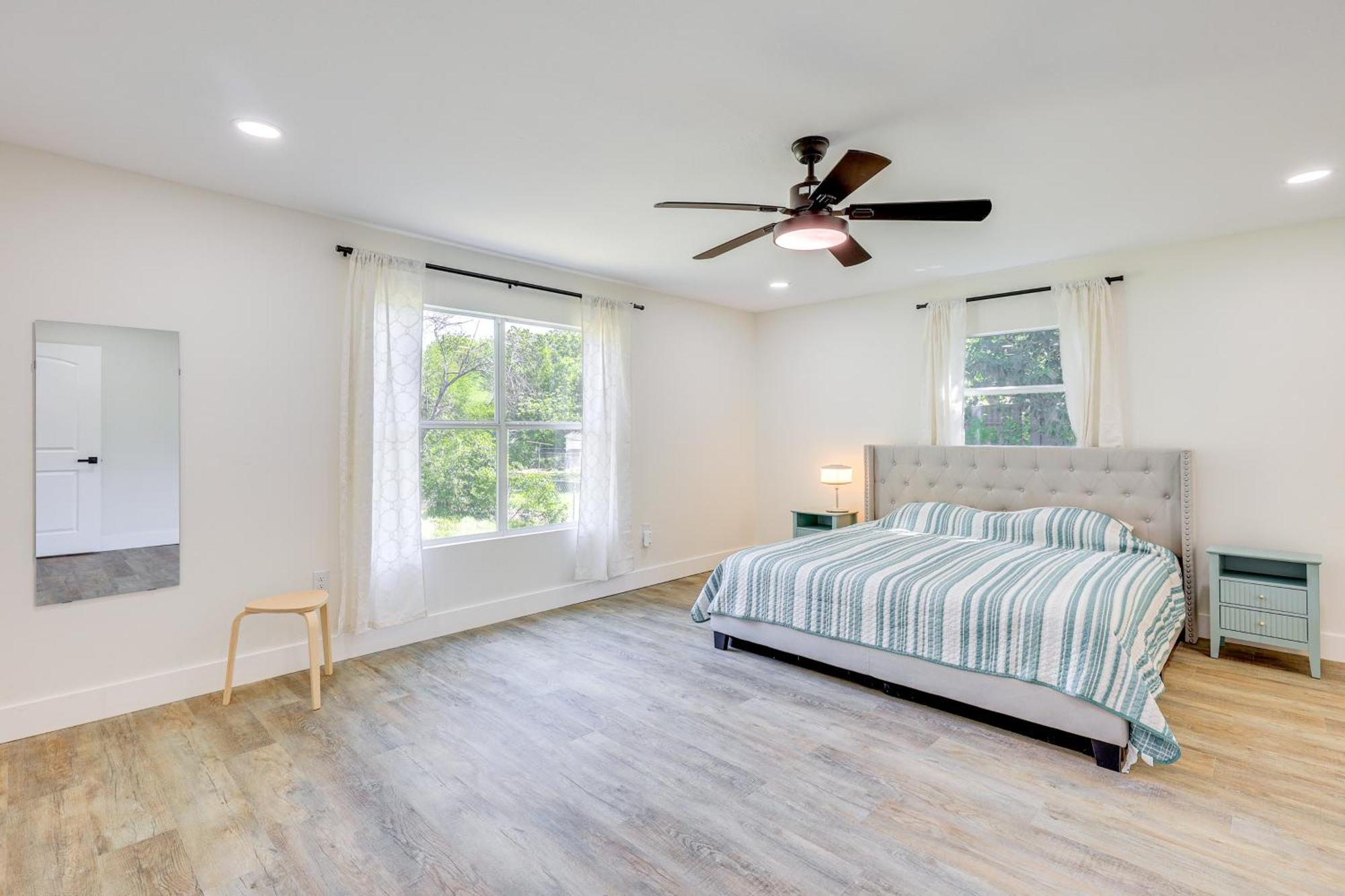 1 Mi To Dtwn Sleek With Yard! Holiday home