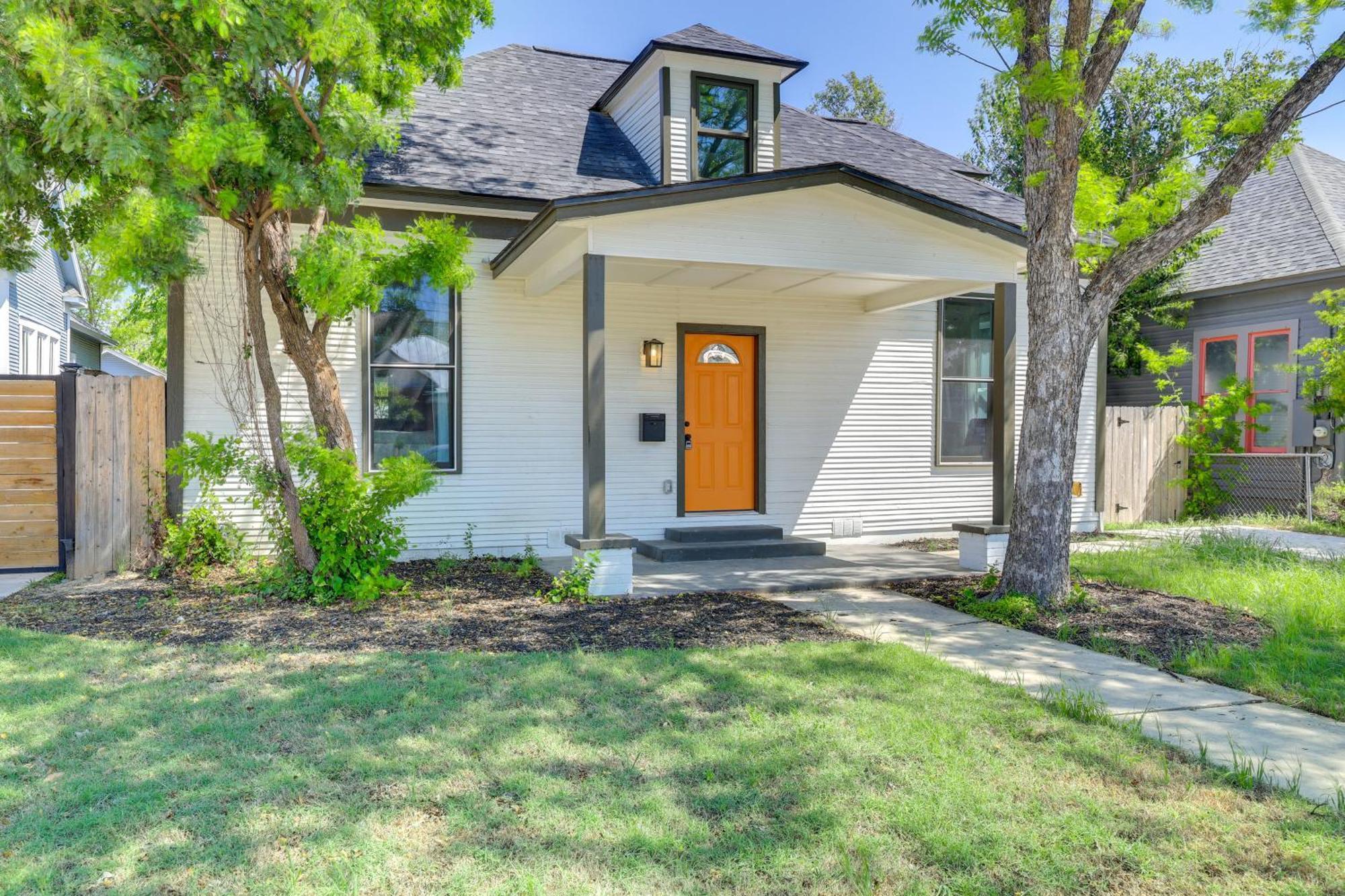 1 Mi To Dtwn Sleek With Yard! Holiday home San Antonio